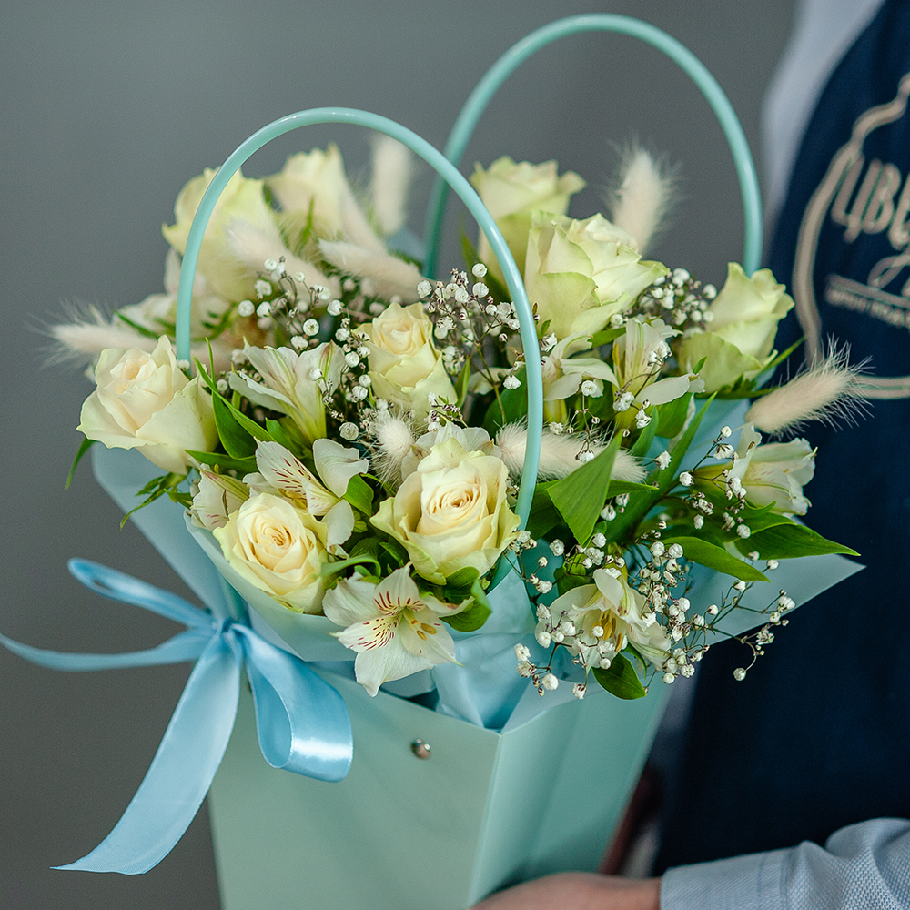 Композиция из кенийской розы в нежных тонах