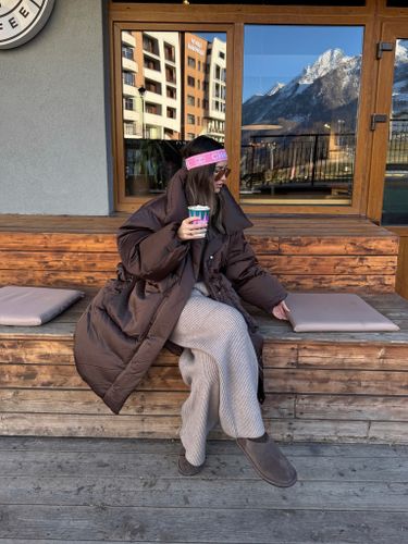 Длинный сатиновый пуховик шоколадного цвета