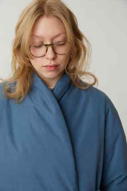 Зимнее пальто на запах из синей бархатистой мембраны