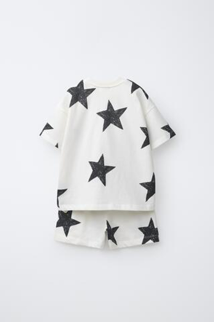 ZARA КОМПЛЕКТ ИЗ ФУТБОЛКИ И ШОРТ СО ЗВЕЗДАМИ, ЭКРЮ