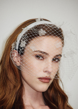 Вуаль с белыми шелковыми цветами