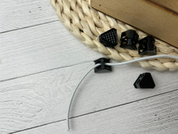 Фиксатор ДЛЯ ШНУРА 2 отв металл ЧЕРНЫЙ треугольн