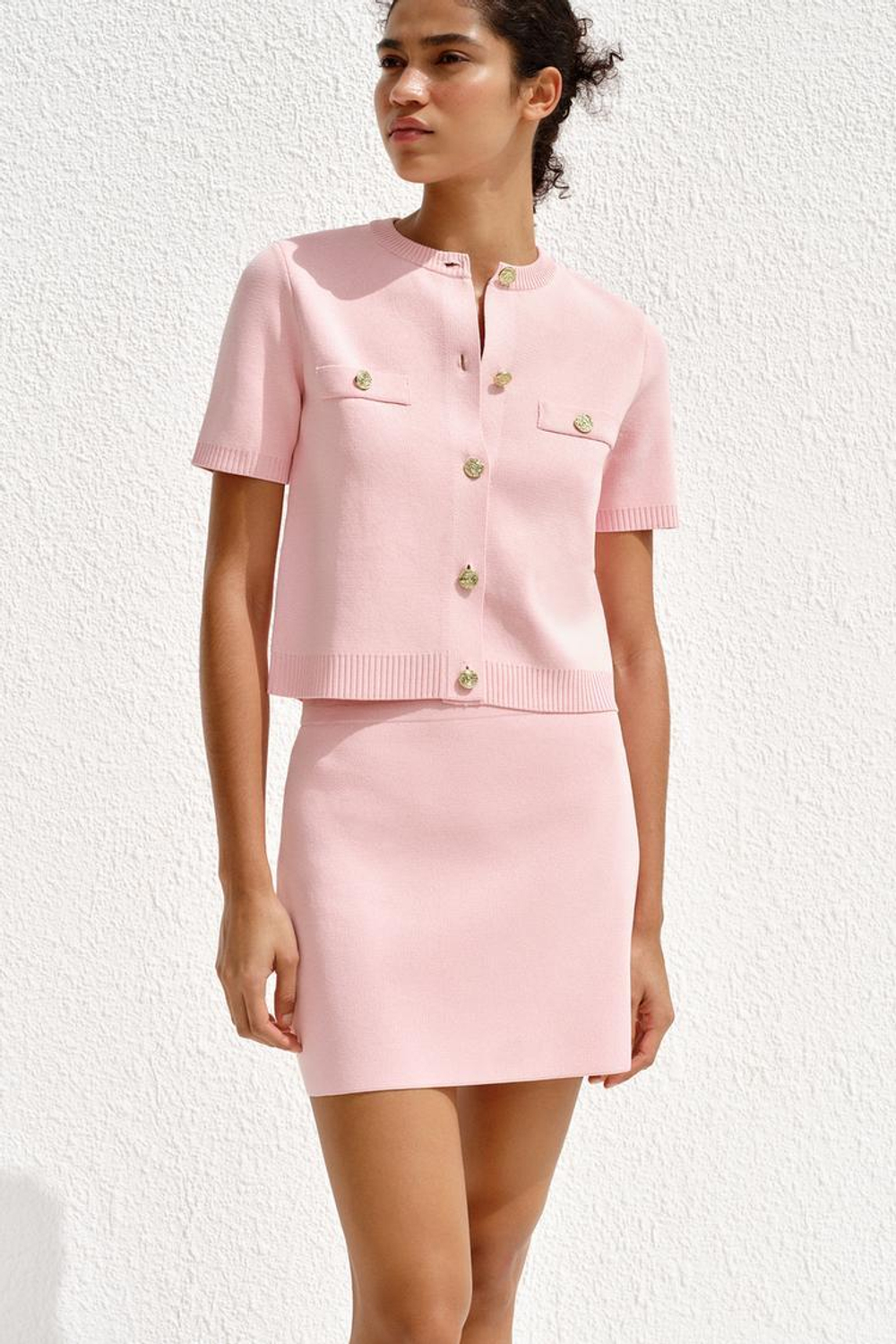 ZARA ТРИКОТАЖНЫЙ ТОП С КОРОТКИМИ РУКАВАМИ И ВЫШИВКОЙ, ПАСТЕЛЬНО-РОЗОВЫЙ