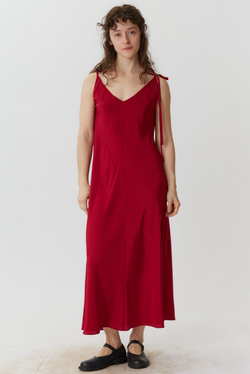 Сарафан на бретелях из красного шелка