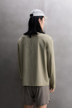 ZARA ФУТБОЛКА С ДЛИННЫМ РУКАВОМ И ГРАФИЧЕСКИМ ПРИНТОМ, СВЕТЛО-СЕРЫЙ