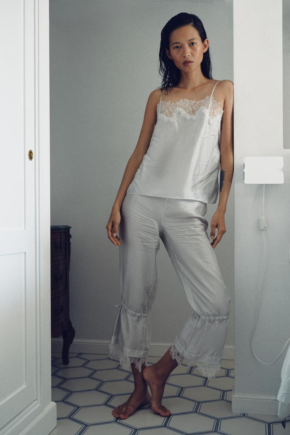 ZARA БРЮКИ КАПРИ В ПОЛОСКУ С КРУЖЕВОМ, ЭКРЮ/БЕЖЕВЫЙ