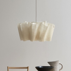 Лаконичный подвесной светильник с мягким текстильным абажуром и теплым рассеянным светом.
