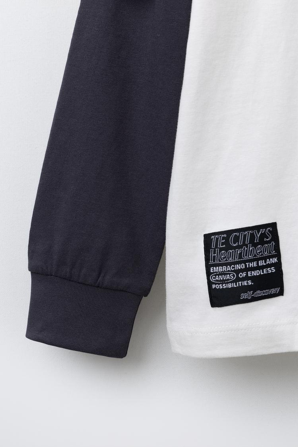 ZARA ФУТБОЛКА С ДВОЙНЫМИ РУКАВАМИ И КОНТРАСТНОЙ НАДПИСЬЮ, ЭКРЮ/СИНИЙ