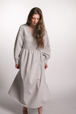 Платье с V-вырезом и длинным рукавом из плотного хлопка, в светло-сером цвете