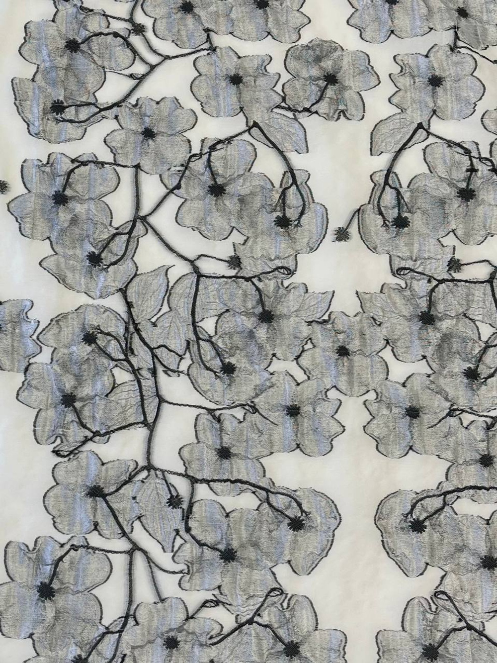 Жаккард белый с серебристыми цветами