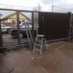 Ворота откатные с зашивкой металлоштакетником на винтовых сваях 4/2