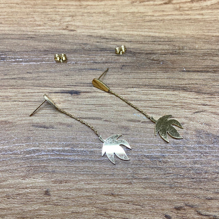 Серьги-гвоздики капля перевернутая жгутики Листик цвет золотистый