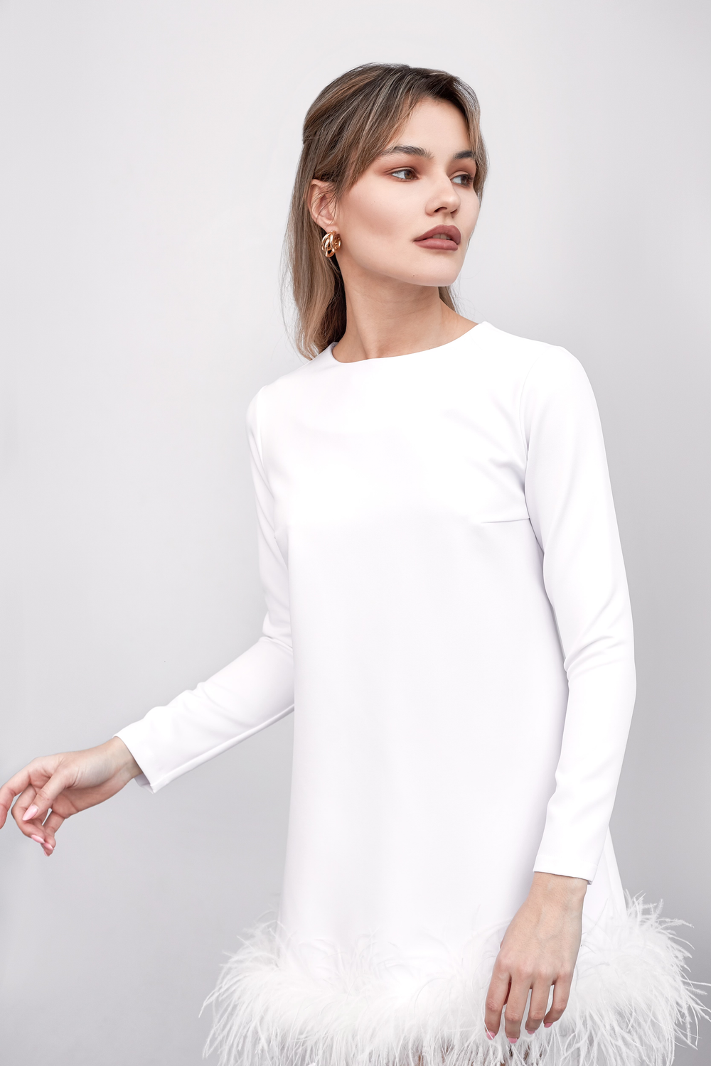 Платье мини с перьями страуса