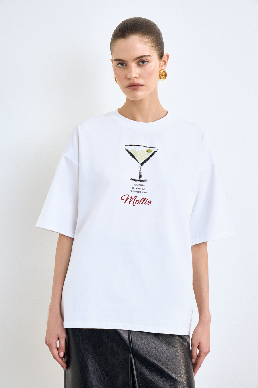 Футболка с принтом "Powered by martini, sparkles, and Mollis"