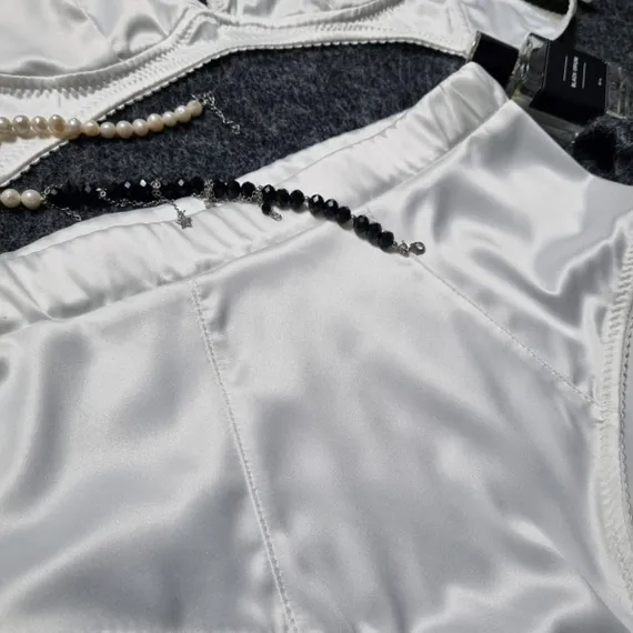 Атлас-стрейч молочный