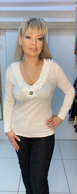 Белый тонкий джемпер с атласным жабо