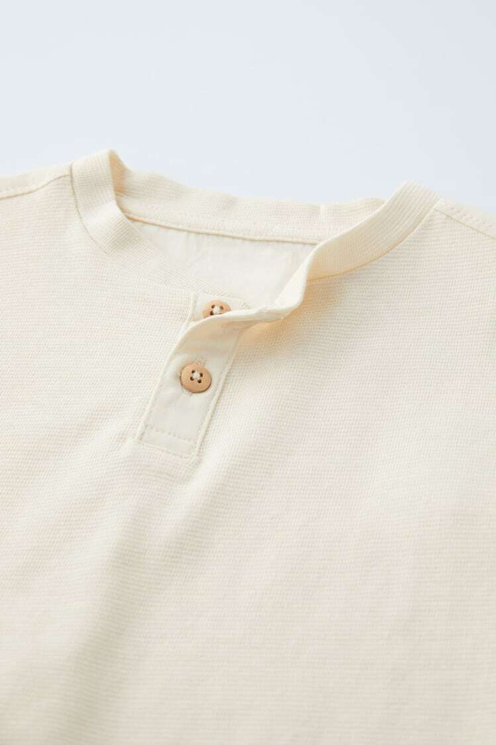 ZARA ФУТБОЛКА С ПУГОВИЦАМИ, ЭКРЮ