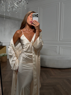 Халат из шелка в бежевом цвете