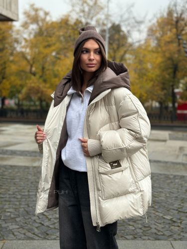 Удлиненный бежевый пуховик с контрастным капюшоном