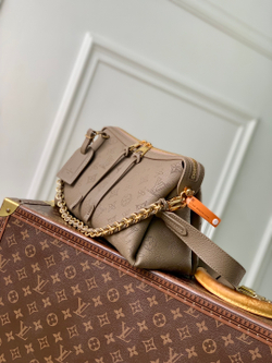 Louis Vuitton Hand It All PM