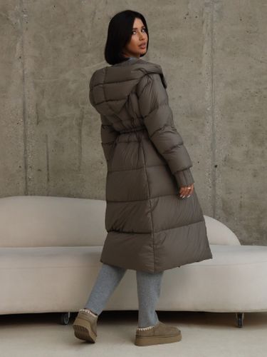Удлиненный пуховик цвета капучино с объемным капюшоном
