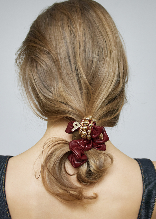 Кожаная резинка бордового цвета