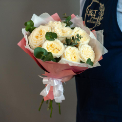 Букет садовых роз Кендилайт с эвкалиптом в оформлении