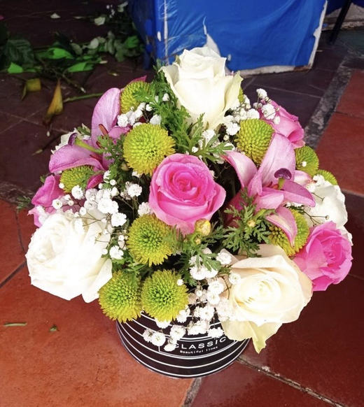 Смешанные цветы в круглой коробке