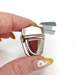 Замок-защелка на зажимах 20*35 Серебро