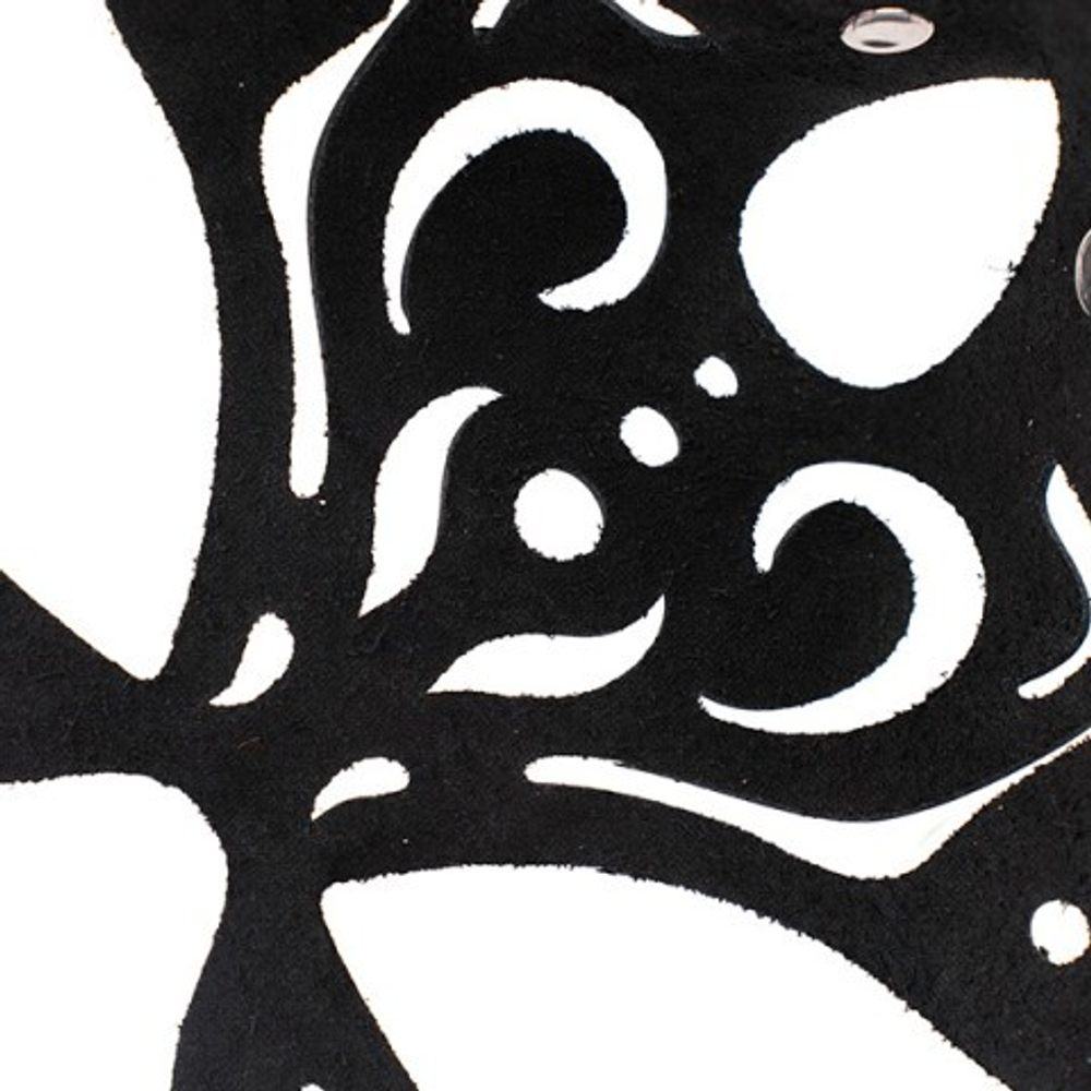 Маска с вырезанными узорами с ушками зайки