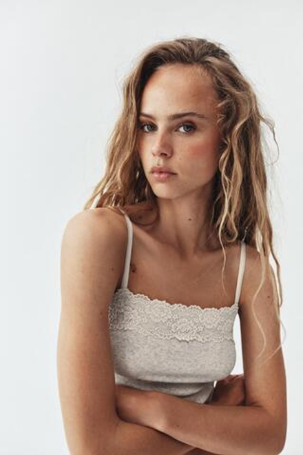 ZARA ТОП НА БРЕТЕЛЯХ С КРУЖЕВОМ, СВЕТЛО-СЕРЫЙ