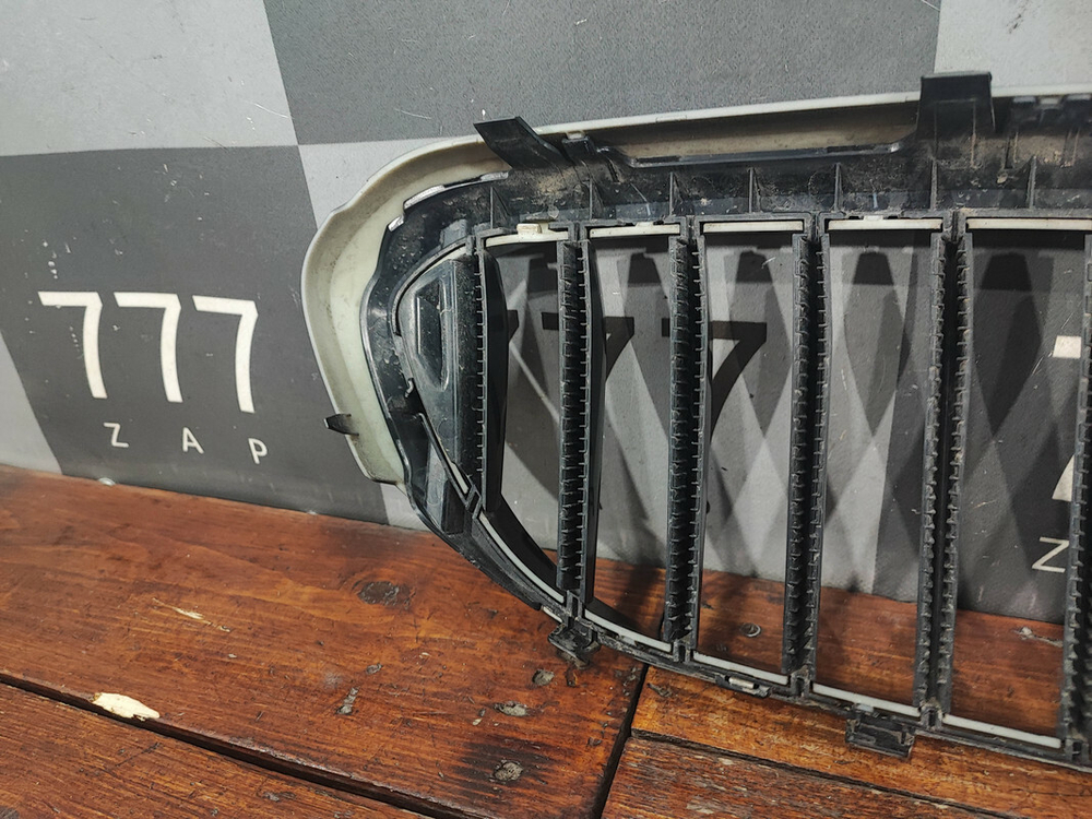 Решетка радиатора левая BMW 5-Series (G30) 17-20 Б/У Оригинал 51137383519