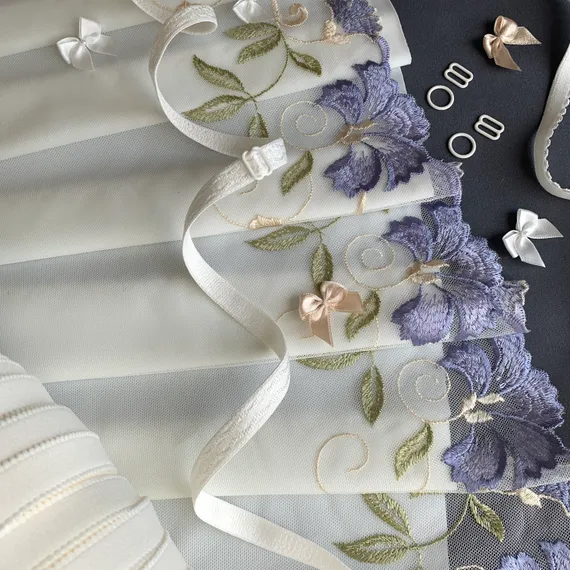 Вышивка на сетке молочная/васильки (правая) 24 см