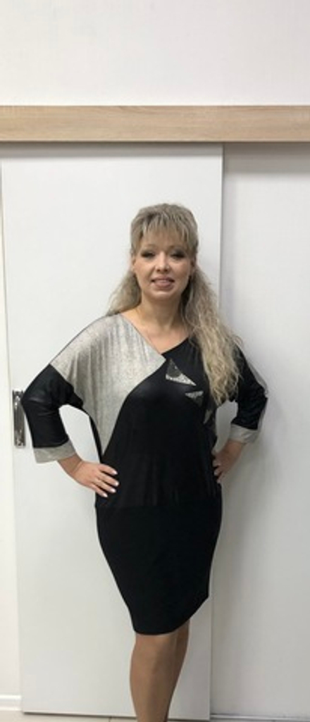 Укороченное комбинированное платье со вставкой