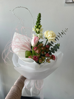Букет комплимент из праздничной коллекции“Mon Amour “💘