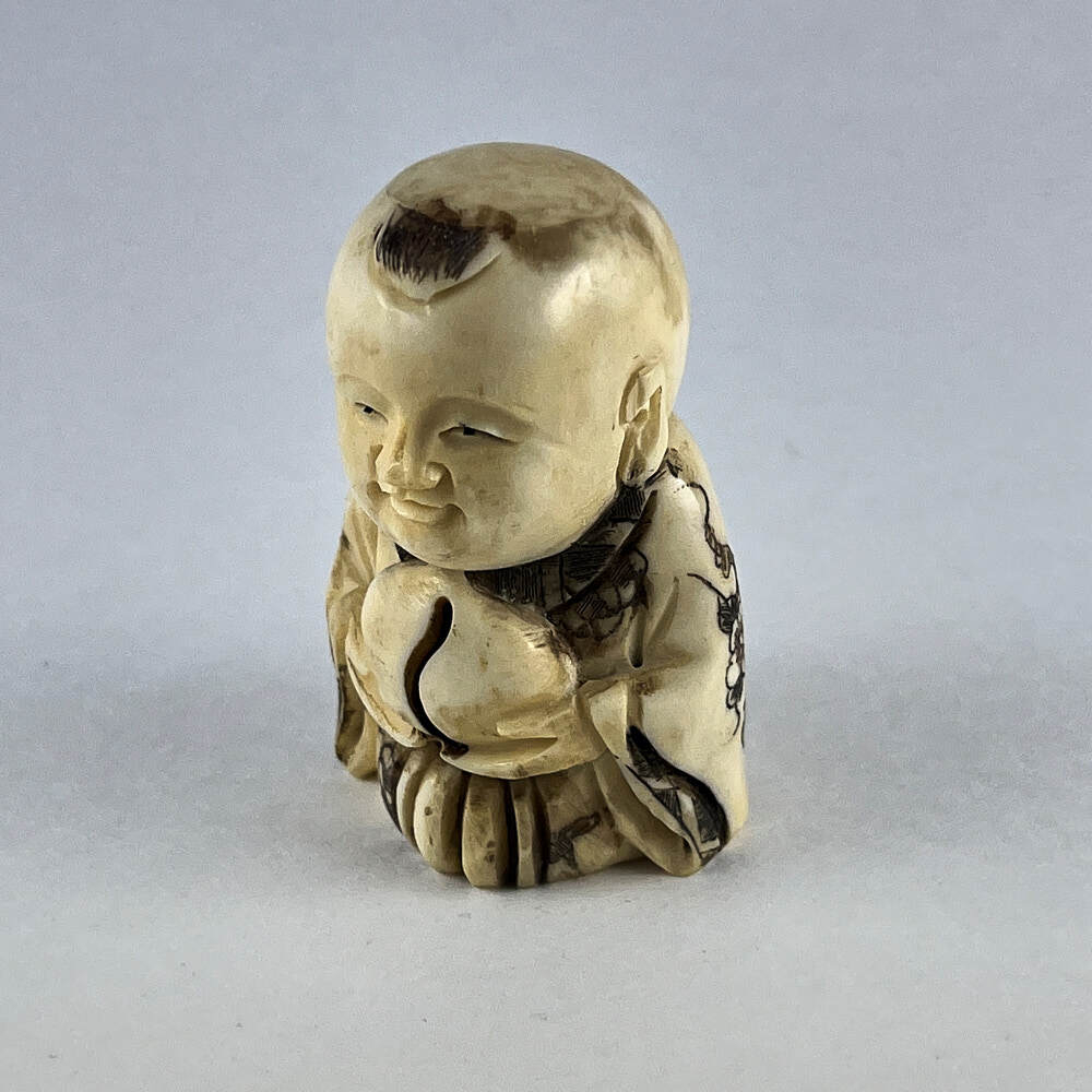 Статуэтка нэцкэ Ребенок Карако с большим персиком
