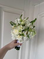 Свадебный букет из альстромерии, диантусов, лизиантуса и фрезии