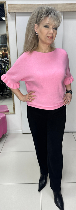 Розовый джемпер с рюшей по рукавам