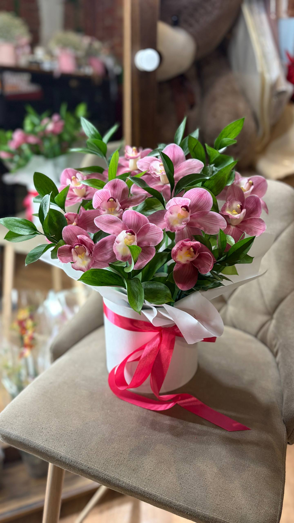 Шляпная коробка с цимбидиумом