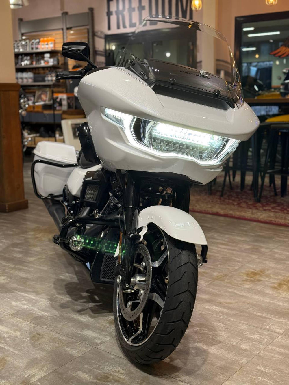 Harley-Davidson Road Glide 117, WHITE ONYX PRL/BLK, 2024