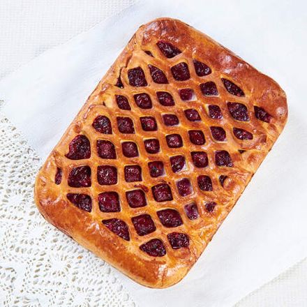 Постный пирог с брусникой