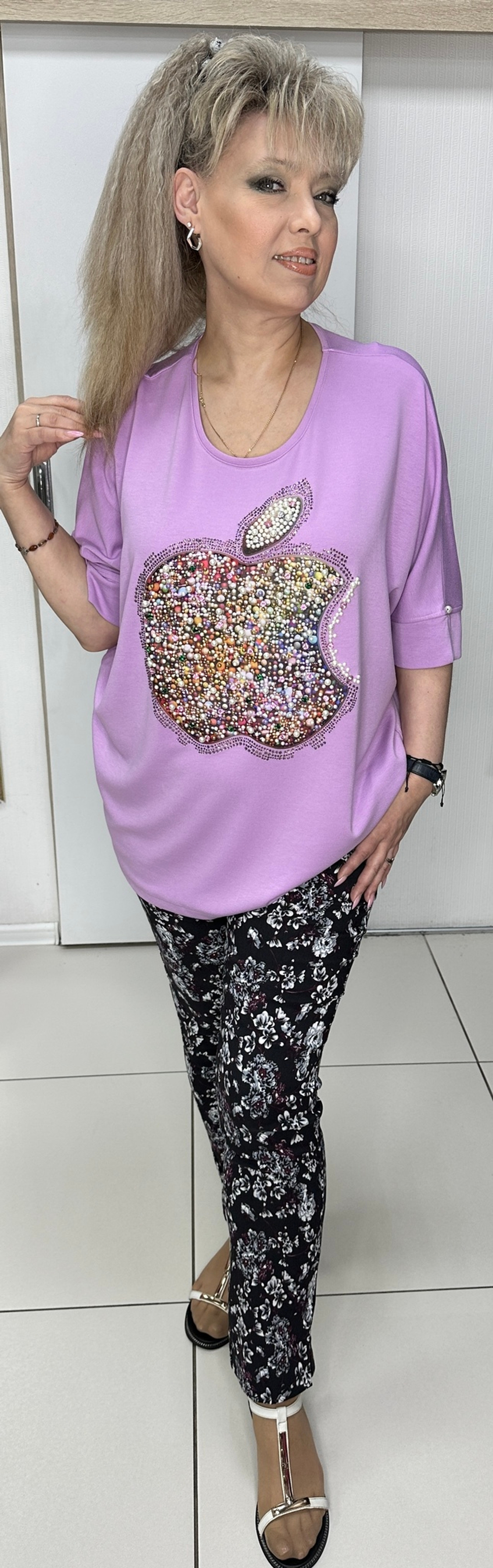 Яркая туника с жемчужно-стразовым изображением "яблока"