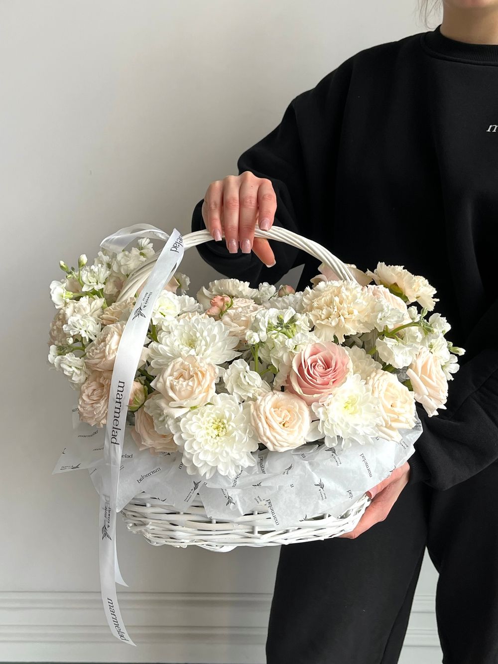 Цветочная корзина в кремовых оттенках размер M