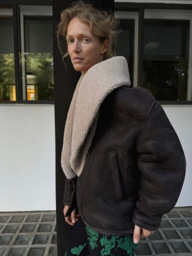 Коричневая дубленка из овчины с объемным воротником