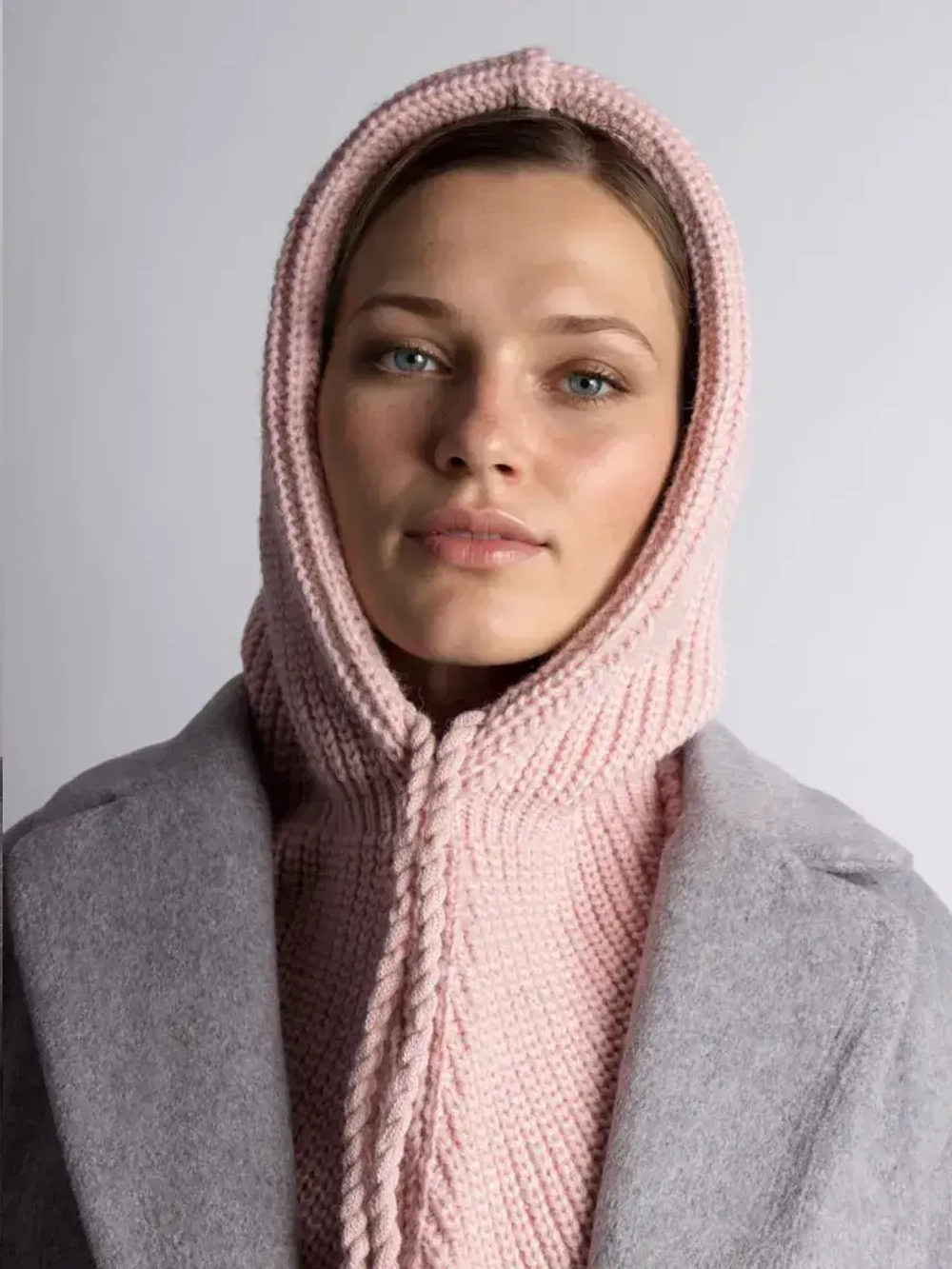 Капор женский вязаный осенний