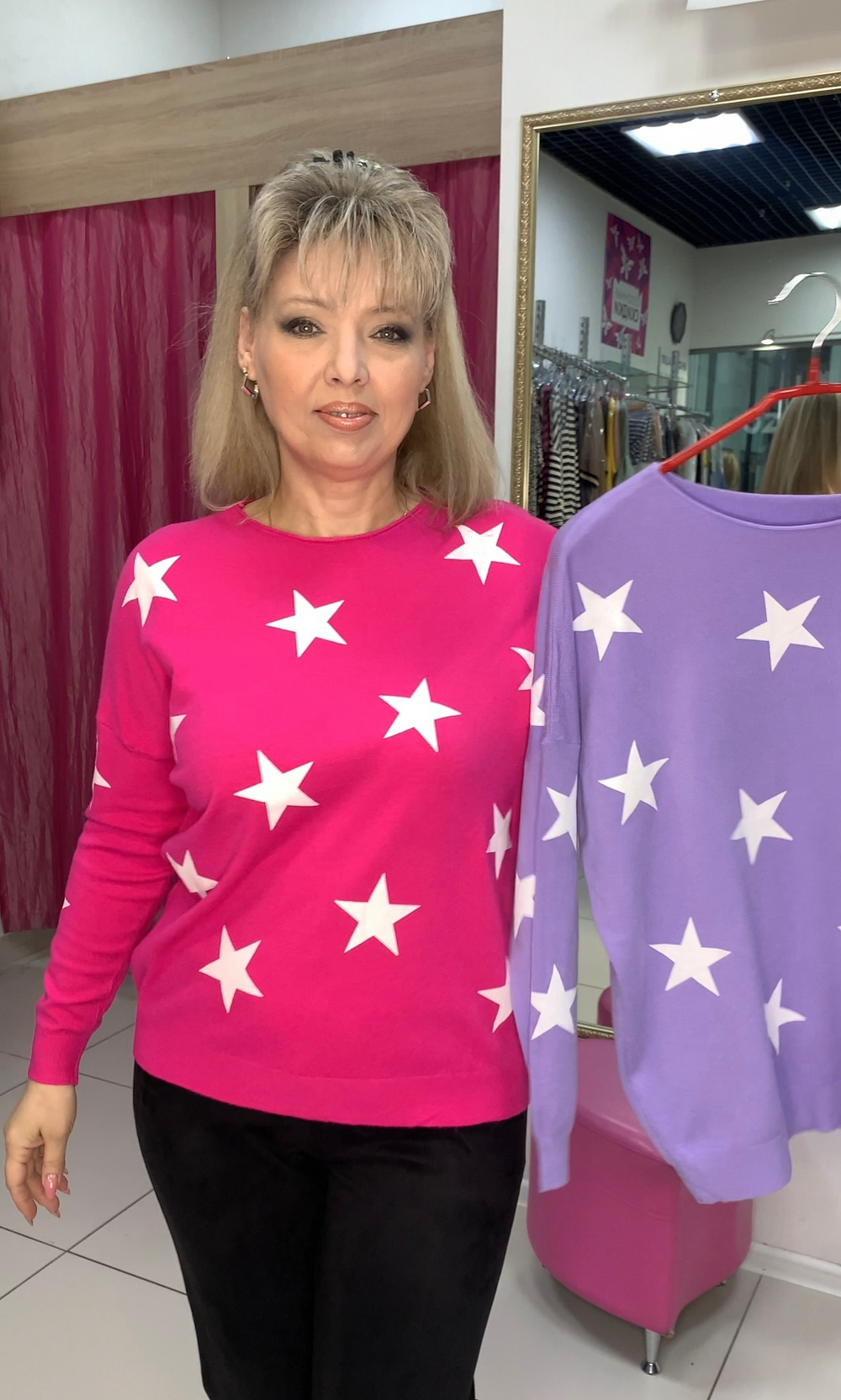 Тонкий джемпер с белыми звездами.