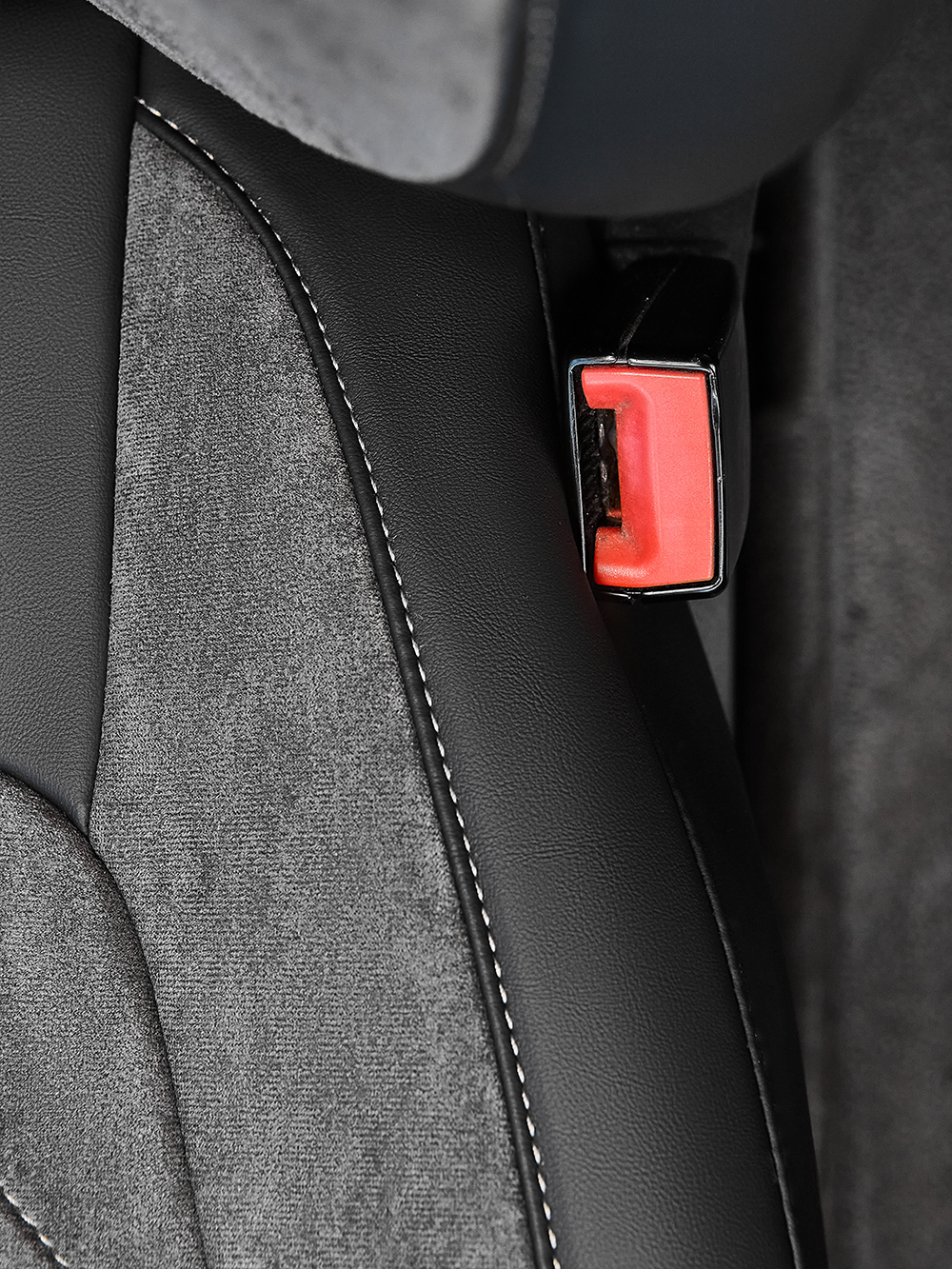 Чехлы Люкс DAF XF 106 (экокожа, черный цвет, серая вставка)