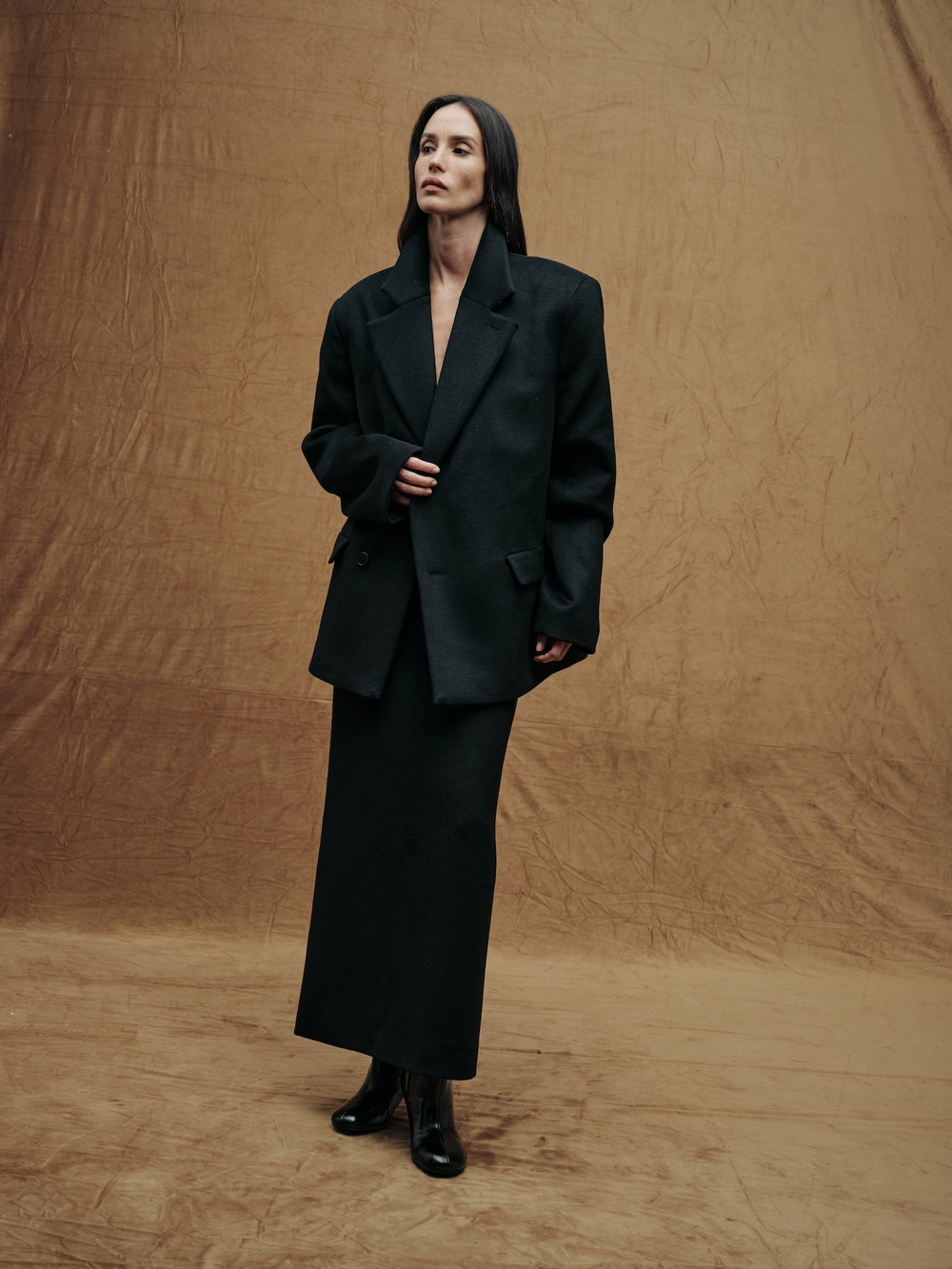 Черное полупальто из шерсти