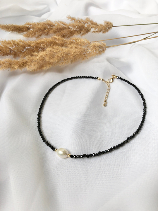 Чокер из черной шпинели с речной жемчужиной, золото