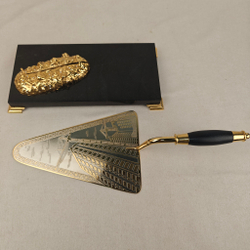 Подарок строителю "Мастерок" на долерите с фианитами